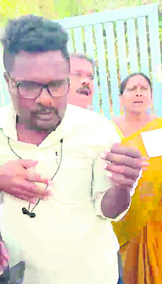 ఓటు లేకున్నా.. పోలింగ్‌ బూత్‌లోకి1