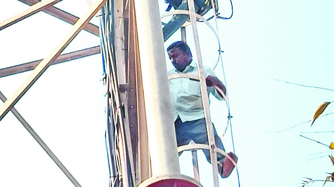 యూరియా కోసం సెల్‌ టవరెక్కిన రైతు1