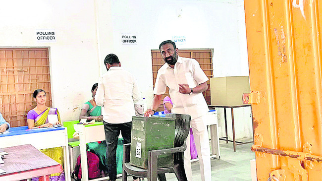 స్ట్రాంగ్‌రూమ్‌కు   బ్యాలెట్‌ బాక్స్‌లు2