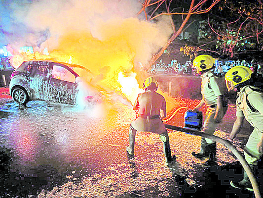 కారులో చెలరేగిన మంటలు 1