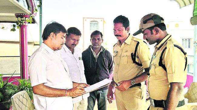 పోలీసుల బెదిరింపులకు భయపడం 1