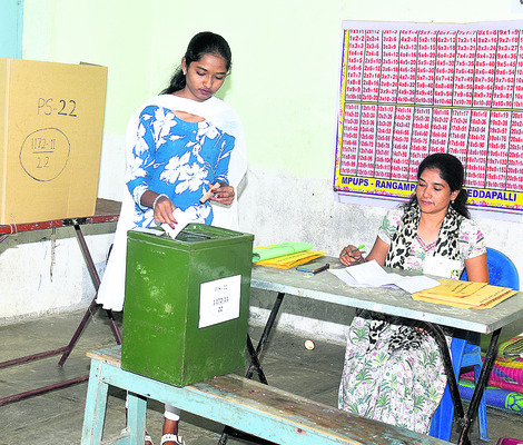 బ్యాలెట్‌ బాక్సుల్లో భవితవ్యం 17