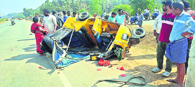 ఆటోను ఢీకొట్టిన కారు 1