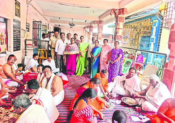 వేణుగోపాలుని హుండీ ఆదాయం రూ.17.52లక్షలు 1