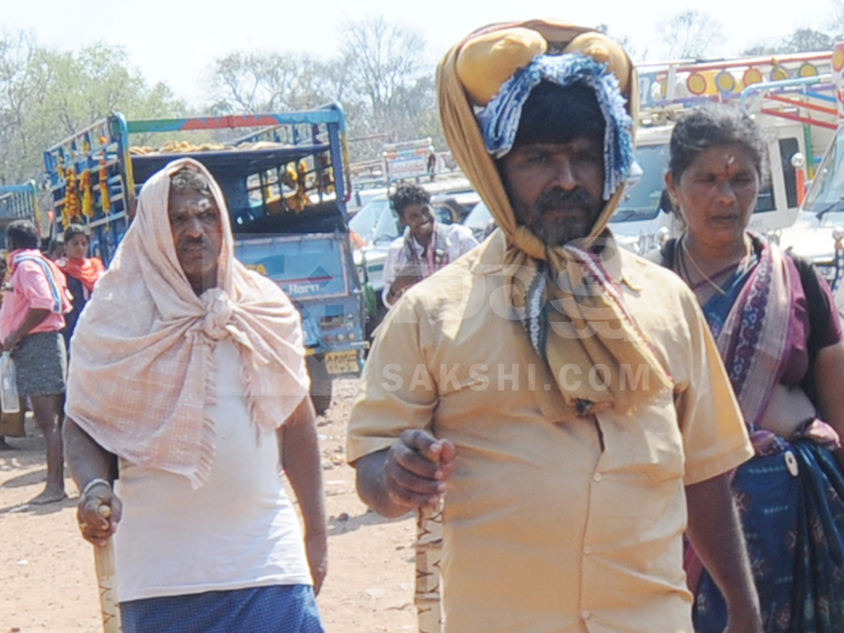 Devotees of Lord SHiva Walking To Srisailam Photos3