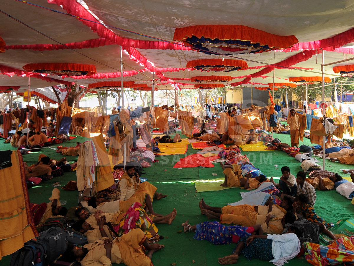 Devotees of Lord SHiva Walking To Srisailam Photos24