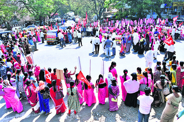 ఎర్రజెండాల కన్నెర్ర 1