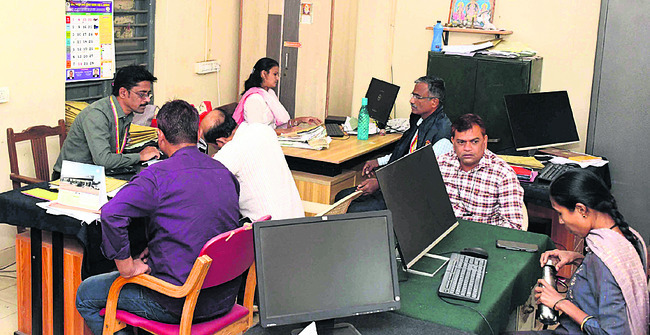 ఇంజనీరు ఇంట్లో రూ.1.70 కోట్ల నగదు1