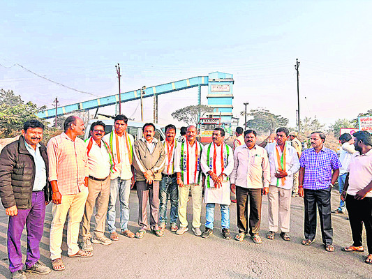 కదంతొక్కిన కార్మికులు1