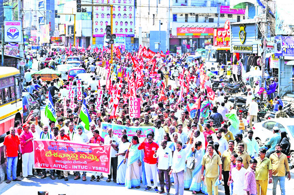 కదం తొక్కిన కార్మికులు 
1