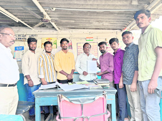 విద్యార్థుల కోసం ప్రత్యేక బస్సులు నడపాలి 1