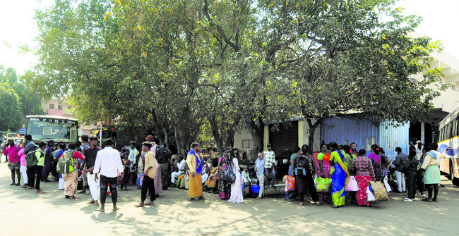 శ్రీగిరిలో ఆధ్యాత్మికత పరవళ్లు తొక్కుతోంది. శివరాత్రి బ1
