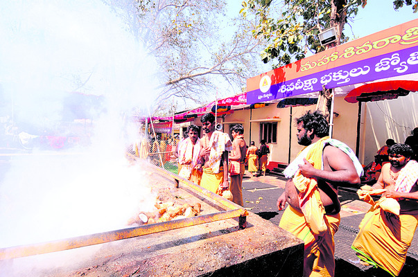 శ్రీగిరిలో ఆధ్యాత్మికత పరవళ్లు తొక్కుతోంది. శివరాత్రి బ6