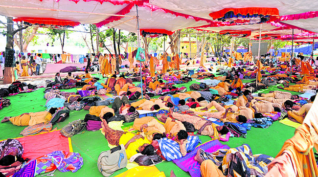 శ్రీగిరిలో ఆధ్యాత్మికత పరవళ్లు తొక్కుతోంది. శివరాత్రి బ2