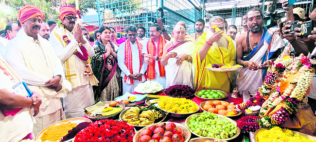 శ్రీగిరిలో ఆధ్యాత్మికత పరవళ్లు తొక్కుతోంది. శివరాత్రి బ4