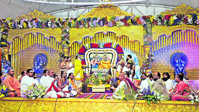 శ్రీగిరిలో ఆధ్యాత్మికత పరవళ్లు తొక్కుతోంది. శివరాత్రి బ3