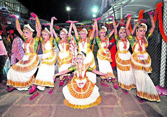 శ్రీగిరిలో ఆధ్యాత్మికత పరవళ్లు తొక్కుతోంది. శివరాత్రి బ9