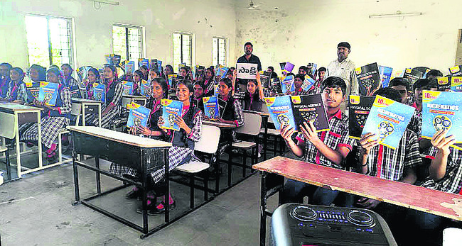 ‘సాక్షి’ స్టడీ మెటీరియల్‌తో అధిక మార్కులు2