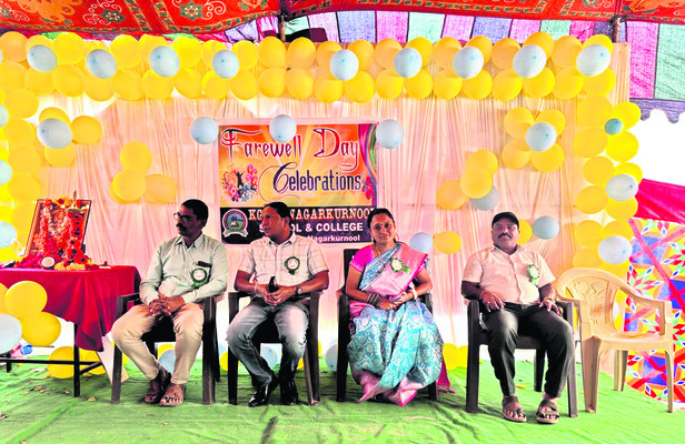 బాలికలు సృజనాత్మకతతో ఆలోచించాలి : డీఈఓ
1