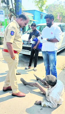 వృద్ధుడికి సపర్యలు1