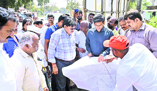 రోడ్డు విస్తరణ పనులు పూర్తి చేయాలి 1