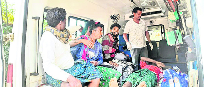 ఘాట్‌రోడ్డులో వ్యాన్‌ బోల్తా1