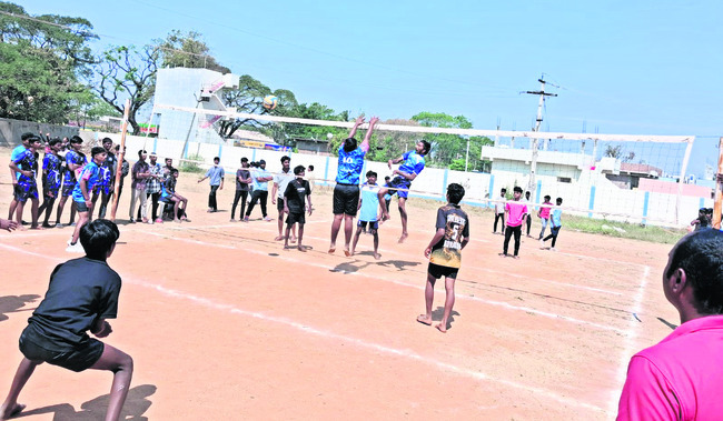 క్రీడల్లో రాణిస్తే ఉజ్వల భవిష్యత్‌ 1