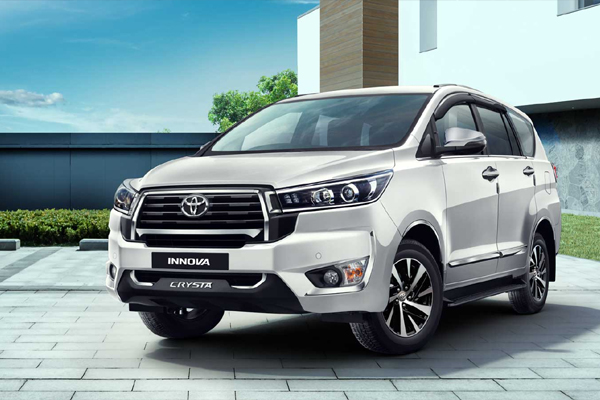 టయోటా ఇన్నోవా క్రిస్టా.. ప్రముఖులు ఎక్కువగా ఇష్టపడే ఈ ఎంపీవీ రాజ్‌పాల్ వద్ద కూడా ఉంది. సుదీర్ఘ ప్రయాణాలకు, విశాలమైన ఇంటీరియర్ కోసం ఆయన దీన్ని ఉపయోగిస్తారు. ఇందులో 2.4-లీటర్ టర్బో డీజిల్ ఇంజిన్ ఉంటుంది.3