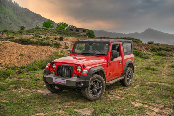 మహీంద్రా థార్ రాక్స్.. దీని ధర సుమారు రూ.12.4 లక్షల నుంచి రూ.22.3 లక్షల వరకు ఉంటుంది.1