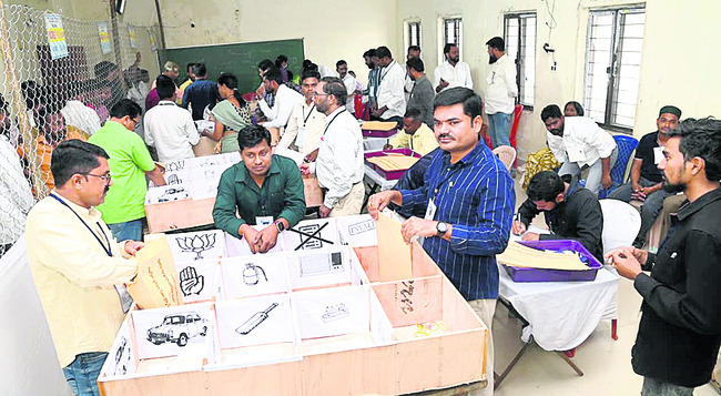 ● ఆసిఫాబాద్‌లో బీఆర్‌ఎస్‌కు 9, కాంగ్రెస్‌కు 7 వార్డులు 1