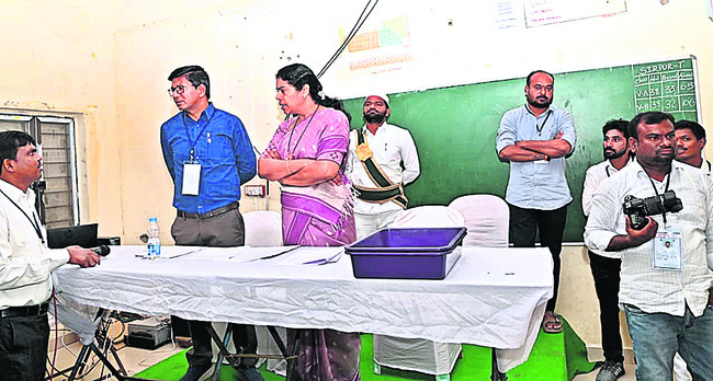 ● ఆసిఫాబాద్‌లో బీఆర్‌ఎస్‌కు 9, కాంగ్రెస్‌కు 7 వార్డులు 2