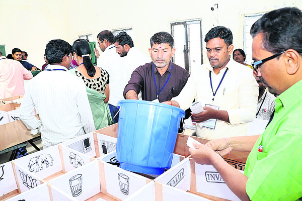 ● ఆసిఫాబాద్‌లో బీఆర్‌ఎస్‌కు 9, కాంగ్రెస్‌కు 7 వార్డులు 4