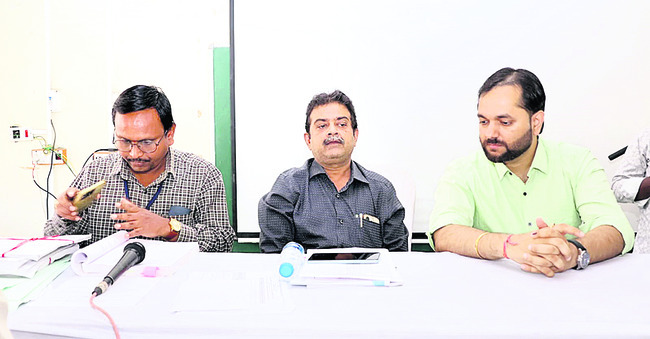 ● ఆసిఫాబాద్‌లో బీఆర్‌ఎస్‌కు 9, కాంగ్రెస్‌కు 7 వార్డులు 3