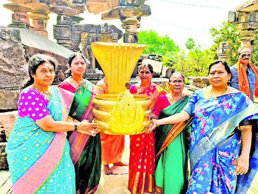 ప్రత్యేక అలంకరణలో  గణపేశ్వరుడు
1