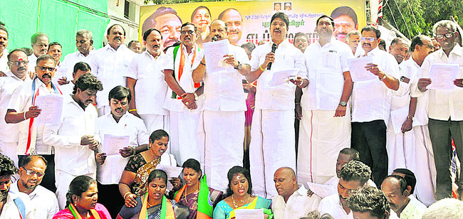 అన్నాడీఎంకే శ్రేణుల ఆందోళన 1