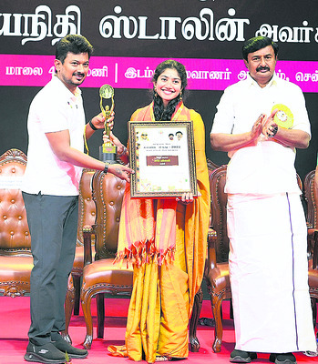 తరలి వచ్చిన తారా లోకం 4