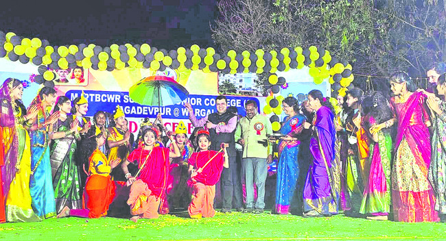 మంత్రి శ్రీధర్‌బాబును  కలిసిన ఐటీ ఉద్యోగులు 
1