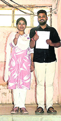    భార్యాభర్తలిద్దరూ..
1