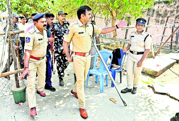 క్షణ క్షణం ఉత్కంఠ!1