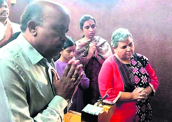 అమ్మవారిని దర్శించుకున్న రైల్వే అధికారులు1