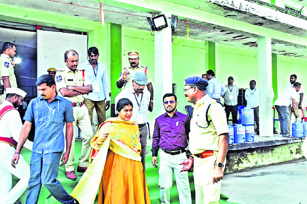 ఓరుగల్లు మున్సిపల్‌ ఎన్నికల్లో కాంగ్రెస్‌ జోరు.. ఏడుచోట5