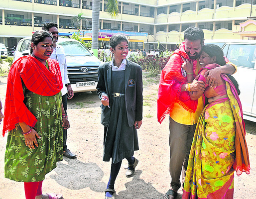 ఆకాశాన్నంటిన ఆనంద భాష్పాలు 
1