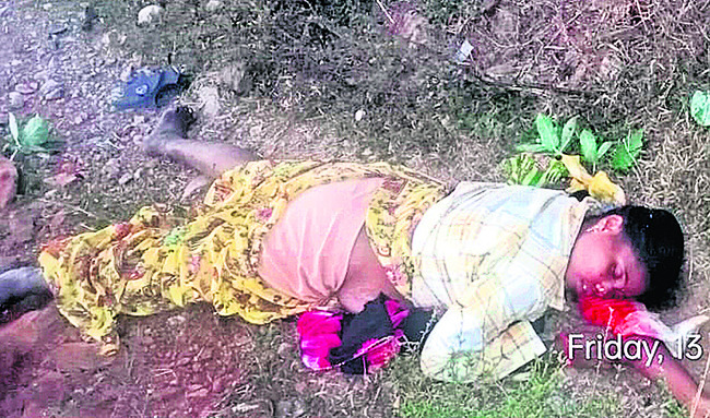 గుర్తుతెలియని వాహనం ఢీకొని భర్త మృతి1