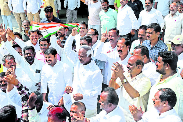 కాంగ్రెస్‌ వెంటే ఘన్‌పూర్‌ ప్రజలు 1