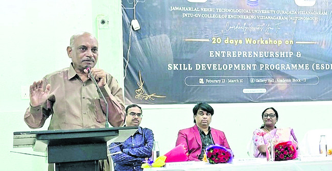 జేఎన్‌టీయూలో ఉచిత శిక్షణ ప్రారంభం1