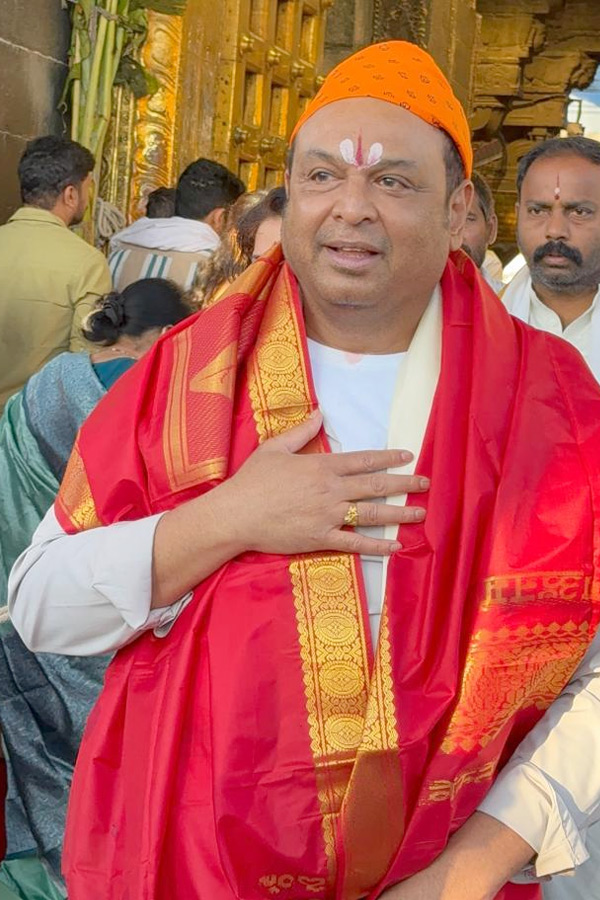 Actor Naresh And Pavitra Lokesh Visits Tirumala Temple Photos2