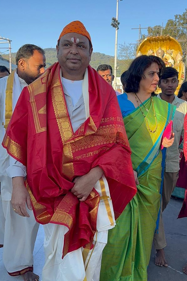 Actor Naresh And Pavitra Lokesh Visits Tirumala Temple Photos11