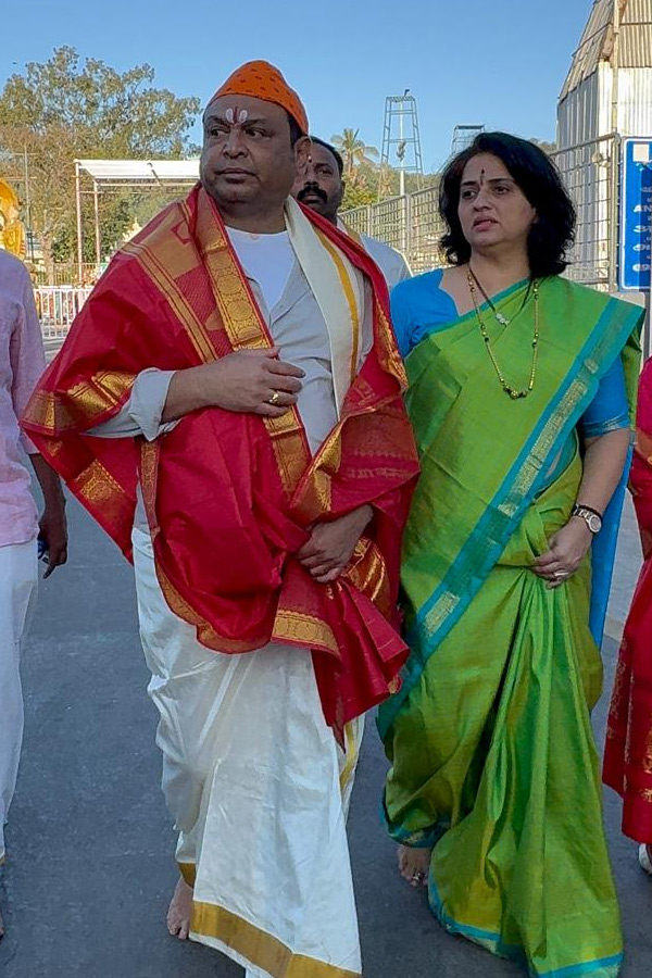 Actor Naresh And Pavitra Lokesh Visits Tirumala Temple Photos12