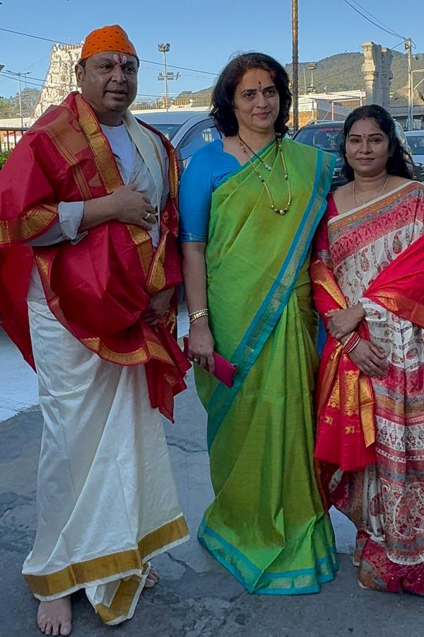 Actor Naresh And Pavitra Lokesh Visits Tirumala Temple Photos13
