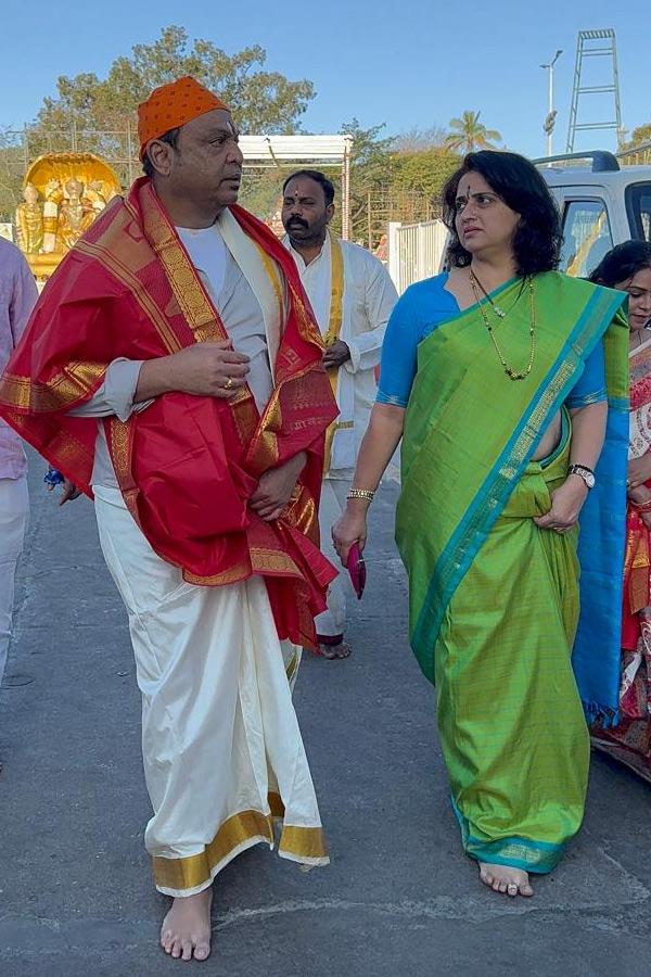 Actor Naresh And Pavitra Lokesh Visits Tirumala Temple Photos14